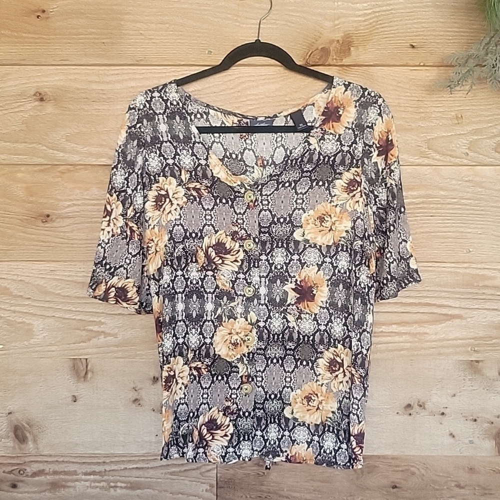 Daytrip Short Sleeve Button up with Cinched Back Size XSmall